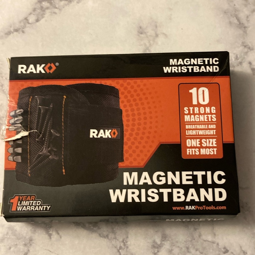 NIB MAGNETIC WRISTBAND
